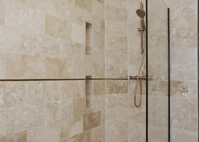 Two The Paradise Of Lights بوخارست